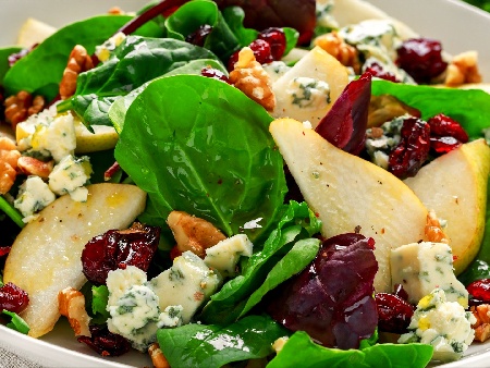 Зелена салата (готов микс) с круши, орехи и синьо сирене - снимка на рецептата